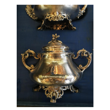 Coffret comprenant service à thé et...