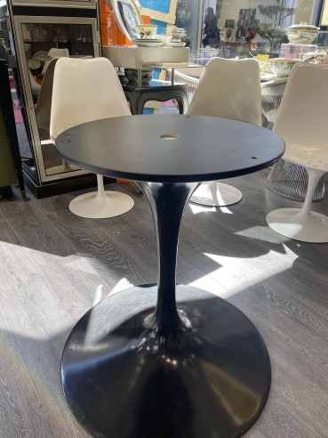 Eero Saarinen for Knoll: Saarinen...