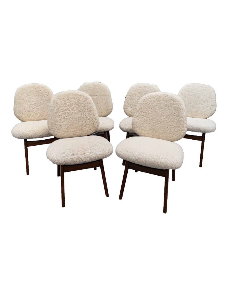 Ensemble de 6 chaises danoises en teck recouvertes de tissu en mouton bouclé.