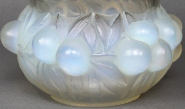 René Lalique : "Prunes" Opalescent Vase