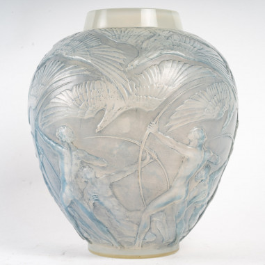 René LALIQUE : Vase "ARCHERS" Opalescent