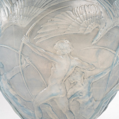 René LALIQUE : Vase "ARCHERS" Opalescent