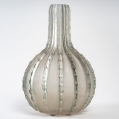 René Lalique: "Serrated" Vase 1912