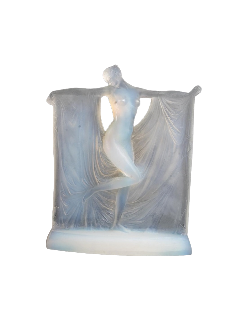 René Lalique (1860-1945): "Suzanne" opalescent glass statuette