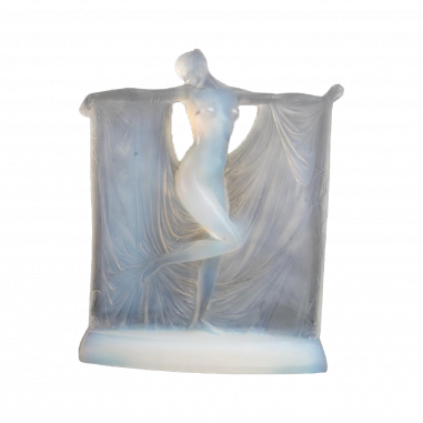 René Lalique (1860-1945): "Suzanne" opalescent glass statuette