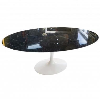 Saarinen & Knoll International: Table "tulipe", marbre marquina et pied aluminium en rilsan blanc