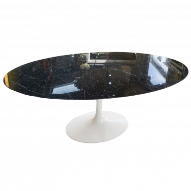 Saarinen & Knoll International: "Tulip" table, marquina marble and aluminum leg in white rilsan