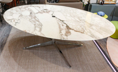 Florence KNOLL, table ovale  Calacatta Oro Verde - Marbre et acier chromé