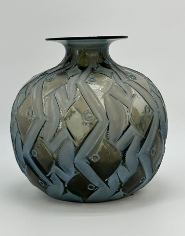 RENE LALIQUE , Grey Penthièvres Vase...