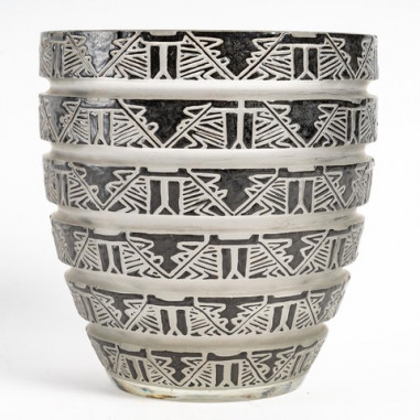 RENÉ LALIQUE: "LAGAMAR" VASE 1926