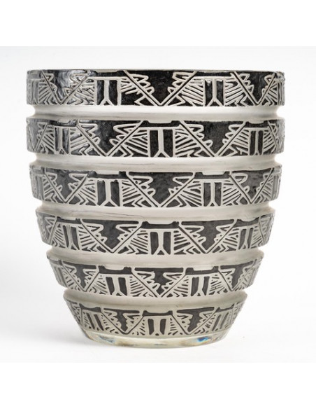 RENÉ LALIQUE: "LAGAMAR" VASE 1926