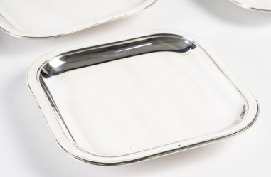 J.E. PUIFORCAT - SUITE DE 4 PLATS DE...