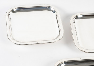 J.E. PUIFORCAT - SUITE DE 4 PLATS DE...