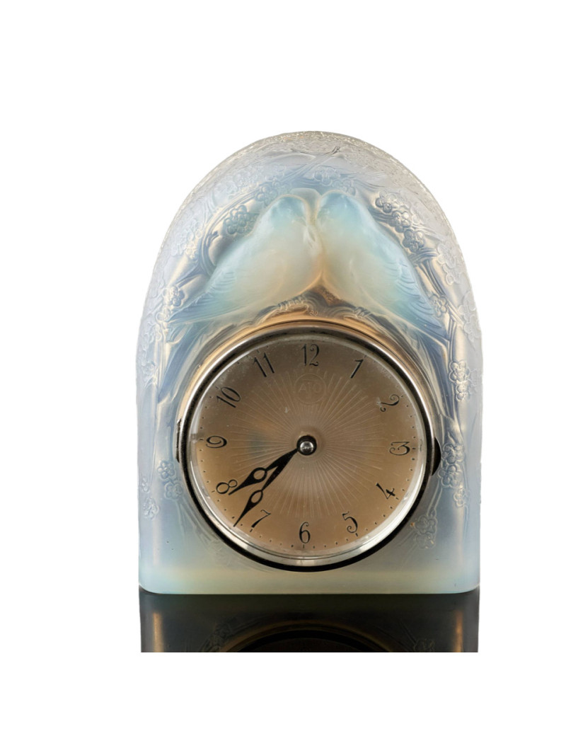 RENE LALIQUE (1860-1945) Pendule «Deux colombes»