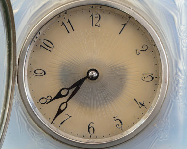 RENE LALIQUE (1860-1945) “Two Doves”...