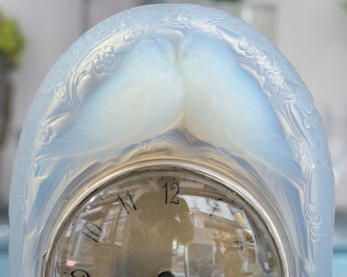 RENE LALIQUE (1860-1945) “Two Doves”...