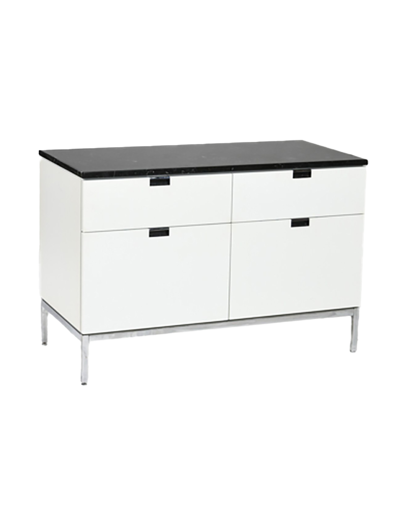 Low sideboard with body in white lacquered wood