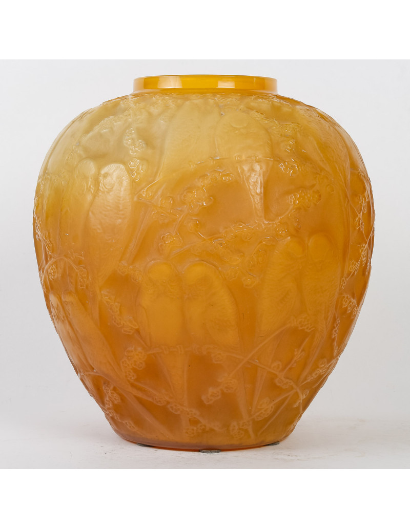 René Lalique ,1919 ,Vase "Perruches " Butterscotch.